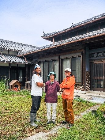 古民家の前に立つメンバー